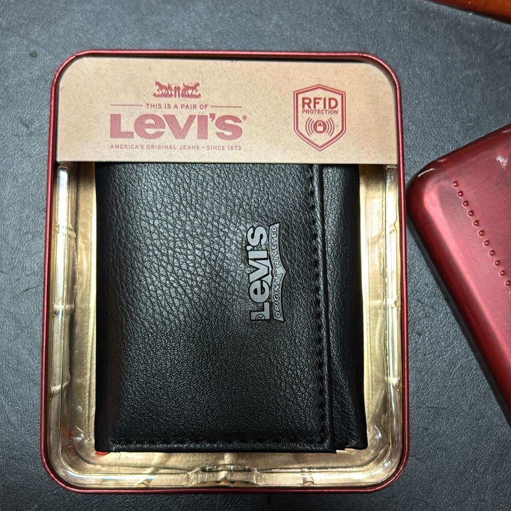Levis wallet